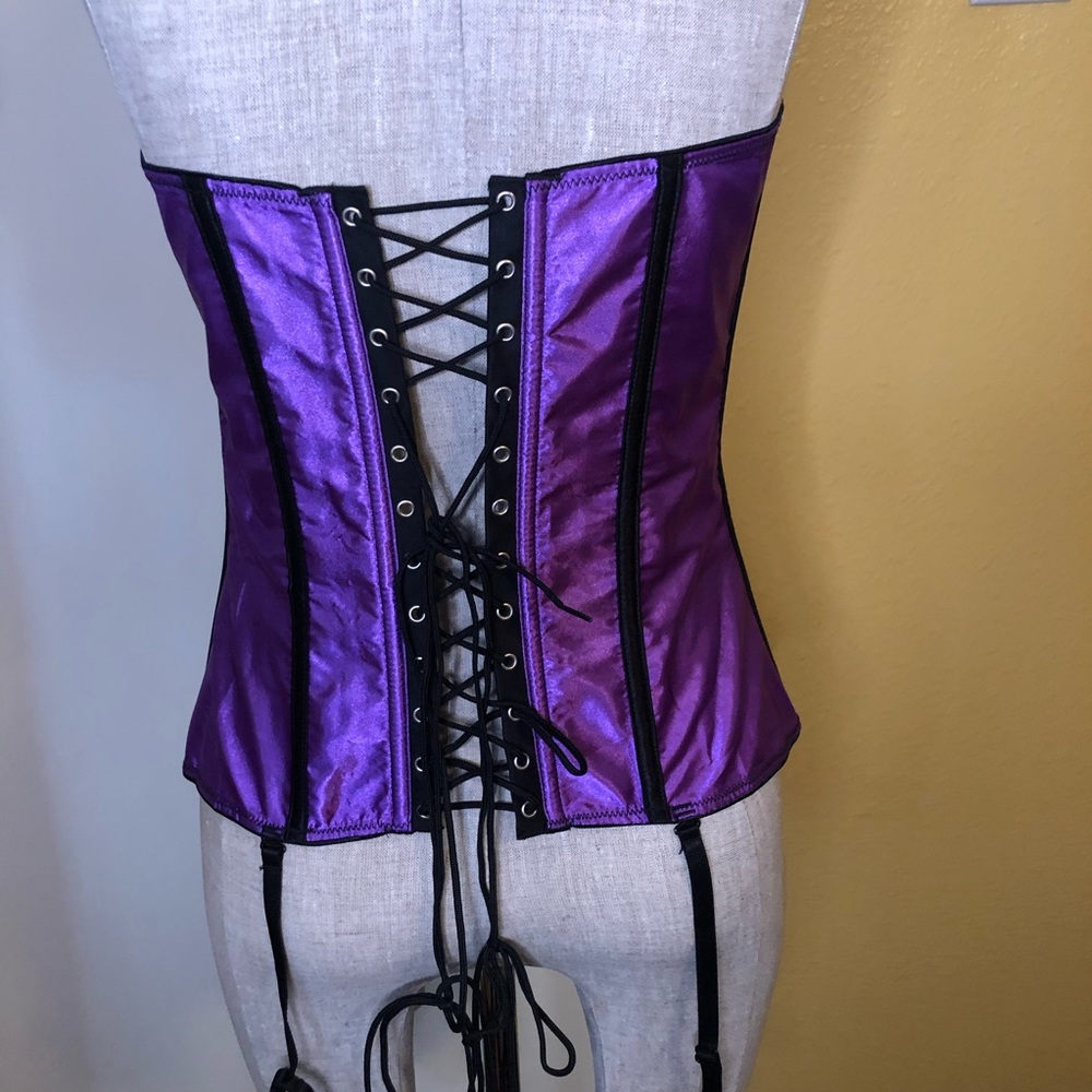 Corset - Picture 3 of 4